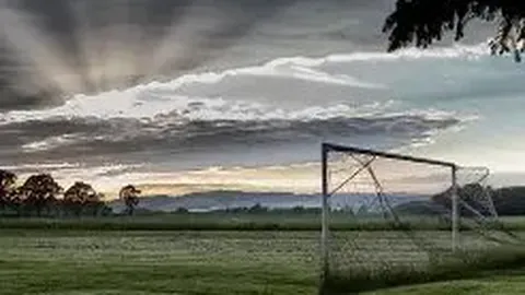 “10月20日凌晨3点西甲第10轮：姆巴佩制胜，维尼修斯助力，皇马客场2-1逆袭塞尔塔，连胜态势显著，积分迫近榜首巴萨”